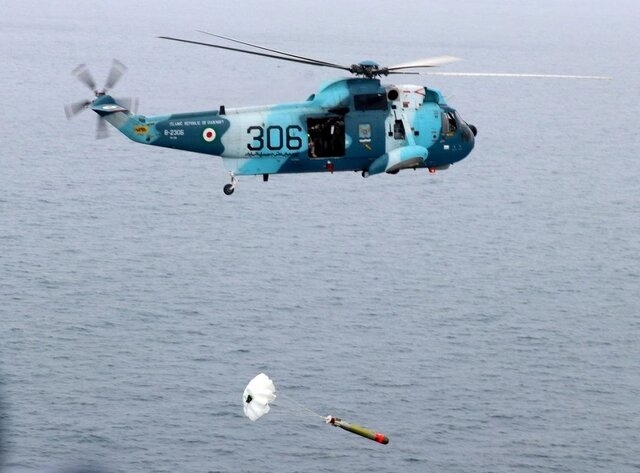 An Iranian Navy helicopter drops a Mark-46 torpedo on 31 December 2022 during Zulfiqar 1401 joint exercises.