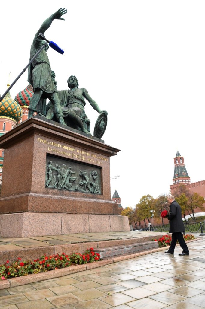 Vladimir Putin laid flowers at the monument to Kuzma Minin and Dmitry Pozharsky on Red Square, 4 November 2020.
