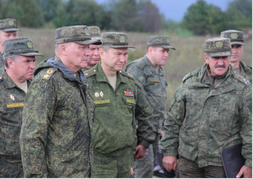 General Dvornikov inspecting BARS servicemen.